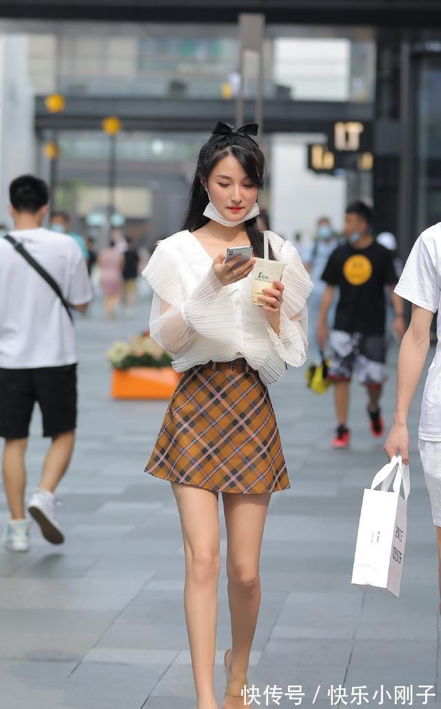 造型 美女一袭简约的连衣裙,造型才能远离沉闷感,特别好看