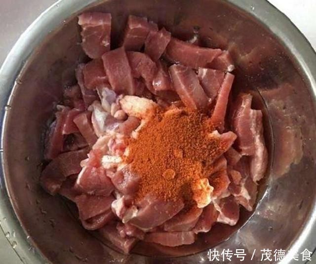 做牙签肉时,别着急下锅炸,多加这一步,外酥内嫩,酥香可口