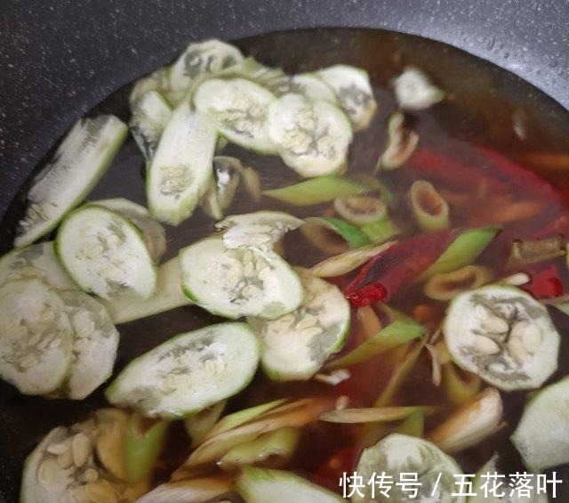 红油|红油猪肝面，香辣过瘾，顺滑爽口！