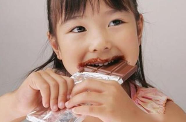 零食|这些黑名单零食,正在将我们的孩子“催熟”,医生快快戒掉吧
