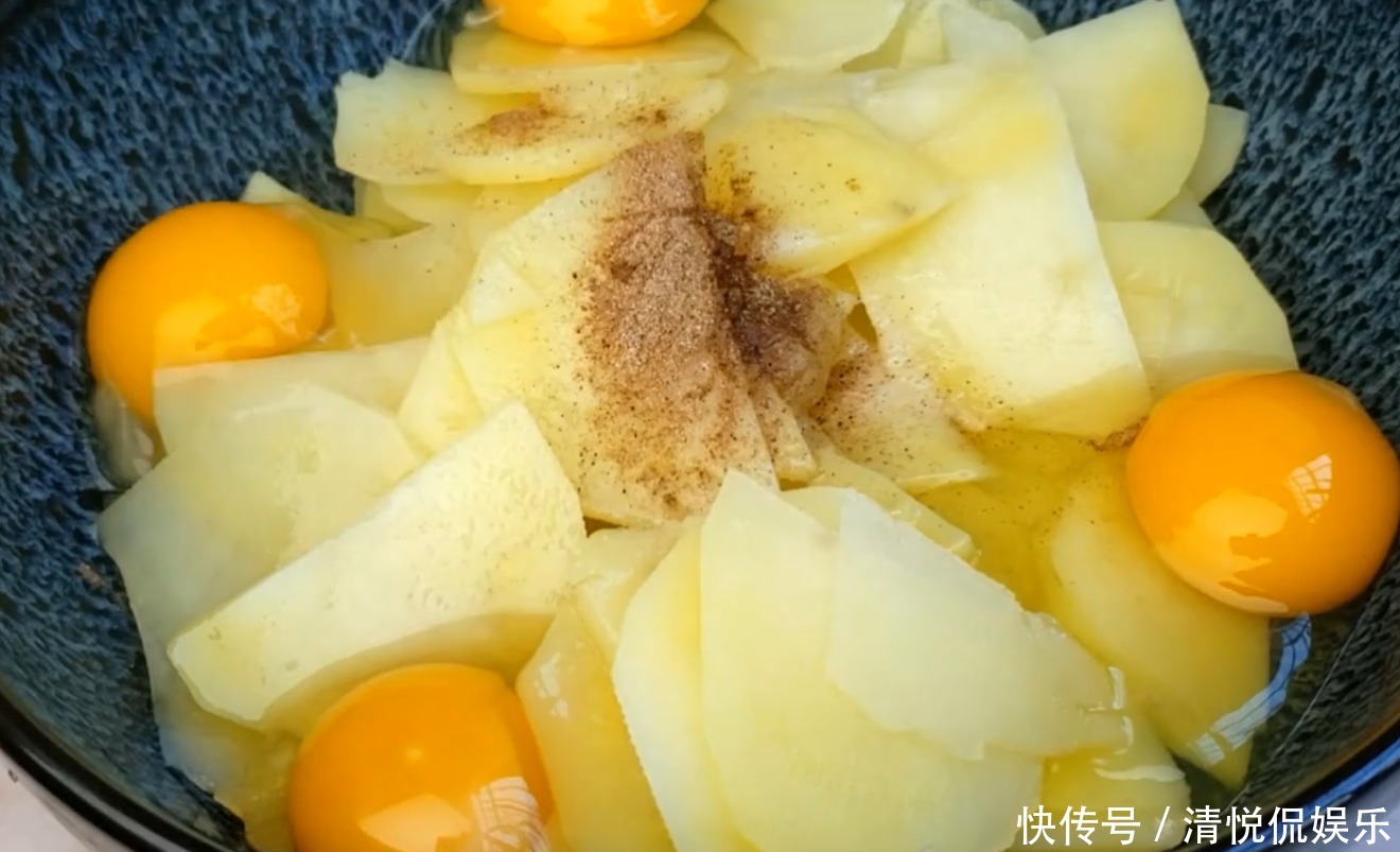 咸香|土豆不要炒着吃了,换个新吃法,咸香美味,一口下去满满的馅料