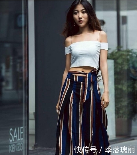 美女街拍:曲线优美苗条又白皙的妹子,这身穿着真撩人!