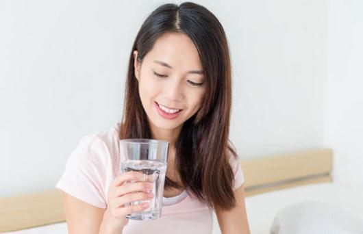 养生|早上起床空腹喝一杯水到底养不养生?提醒要注意4点,你喝对了吗