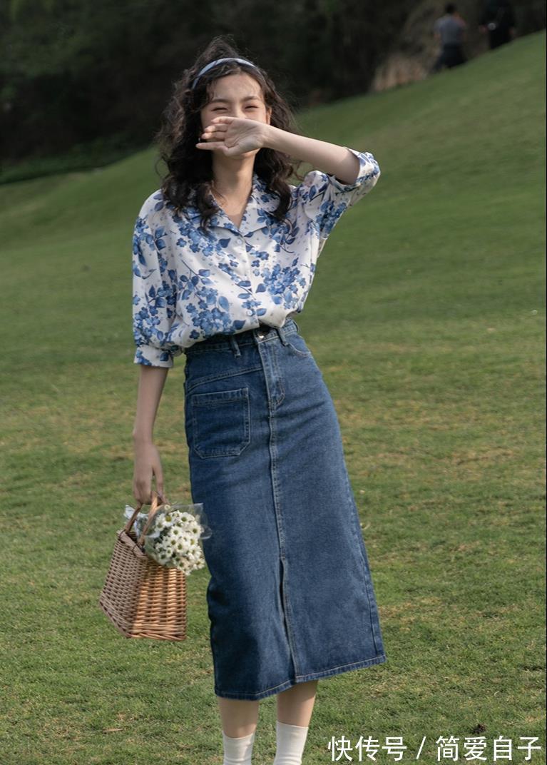 小白裙|今夏流行“碎花衬衫和半裙”,这3个穿搭思路,轻松美一整夏!