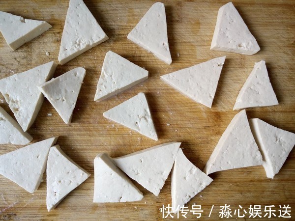 豆腐此做法比肉都好吃,外酥里嫩,两块钱一大盘,全家抢着吃