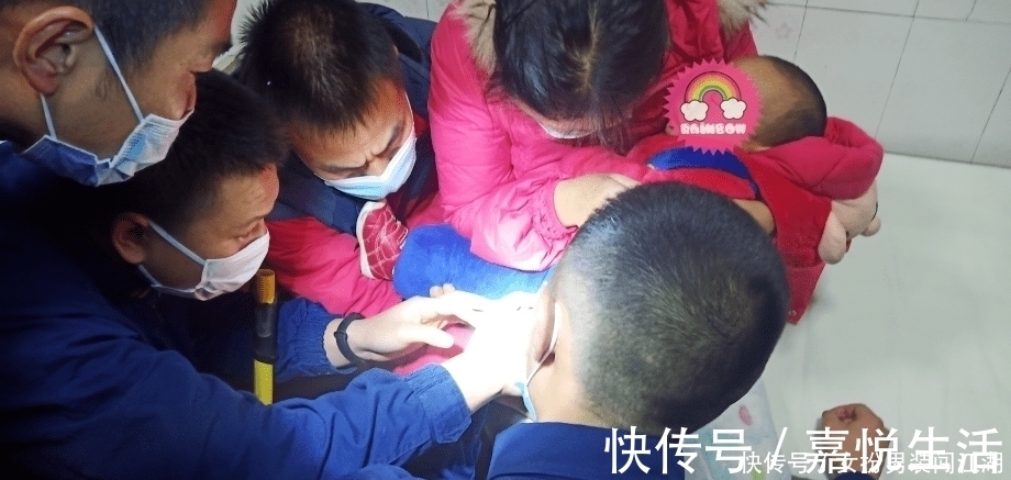 卡住|有种“危险”叫孩子的衣服,男孩被拉链卡住,这5类衣服少买