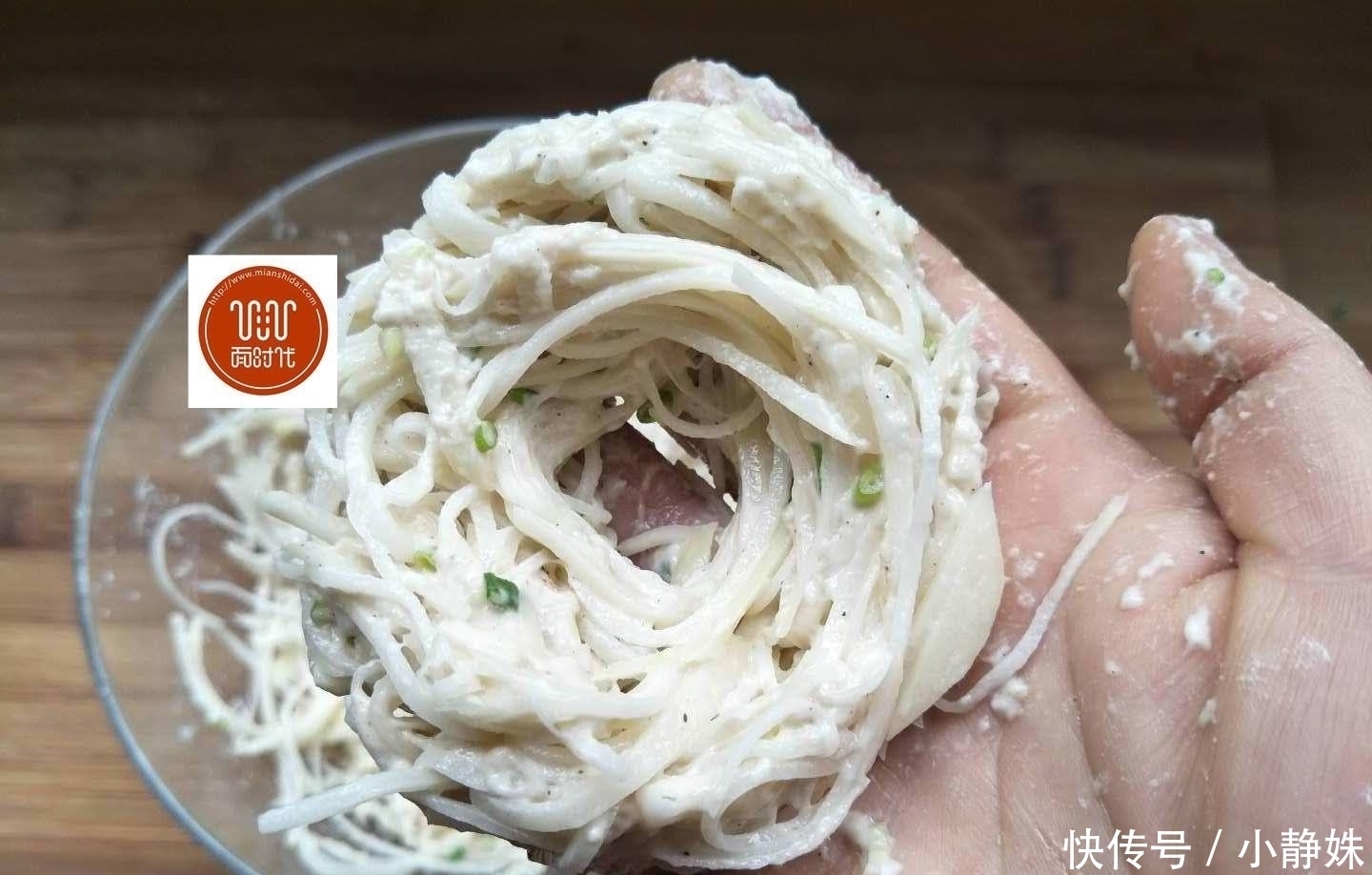 土豆不要炒着吃了,换个方法,做成一道美味早餐,大人孩抢着吃