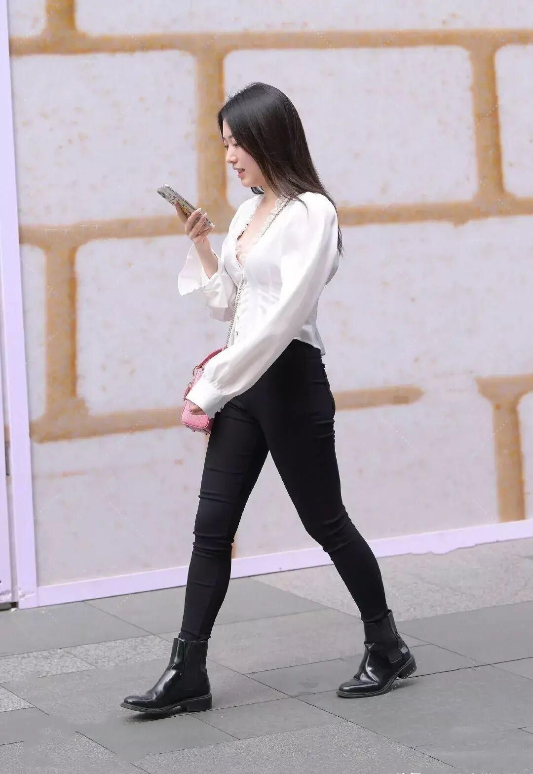 没了打底裤不会穿不至于吧,“小黑裤”为你的秋季上了一课