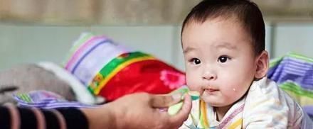 宝宝脾胃|1岁宝宝求高抬贵手,3种辅食我们不能吃,会伤脾胃,长不高的