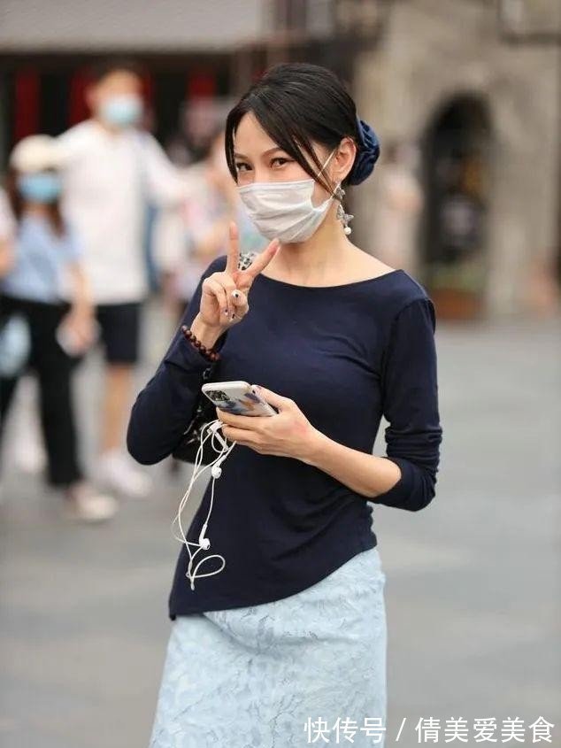 连衣裙 取代“筷子腿”,也成就了“酒杯腿”,这样穿备受直男青睐!