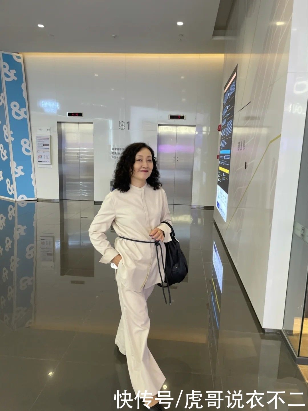 顺色|过了50岁的微胖女人，夏季流行“穿松不穿紧”，学她这么搭真优雅