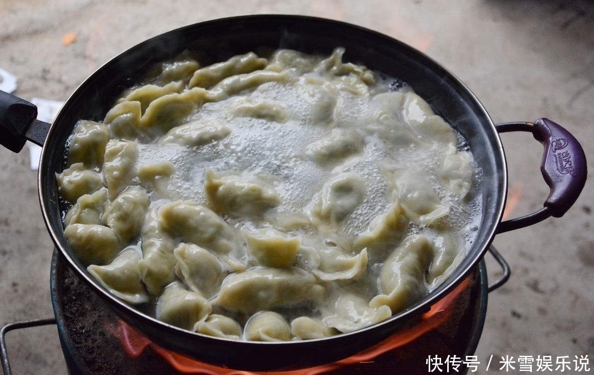 锅盖|煮饺子时，开锅就下饺子是不对的，牢记两个技巧，饺子不破皮