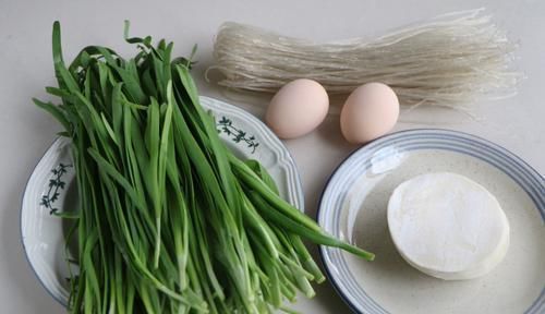 一把韭菜5斤饺子皮做懒人早餐,比韭菜盒子好吃,一口气吃10个