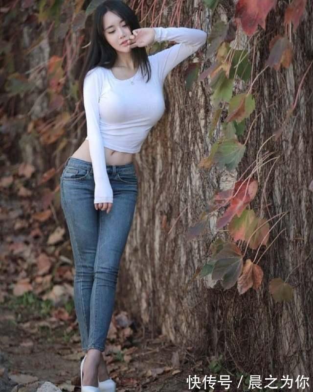 穿搭 紧身舒适的牛仔裤,俏皮优雅,完美修饰出女人的纤细身材!