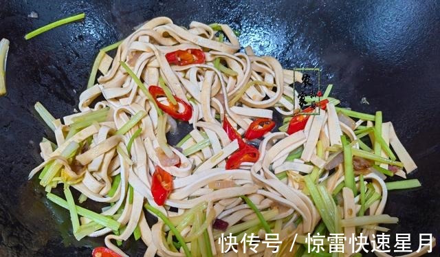 私厨|秋补,少吃牛羊肉多吃它,5块1斤富含蛋白质营养极高,芹菜炒忒香!