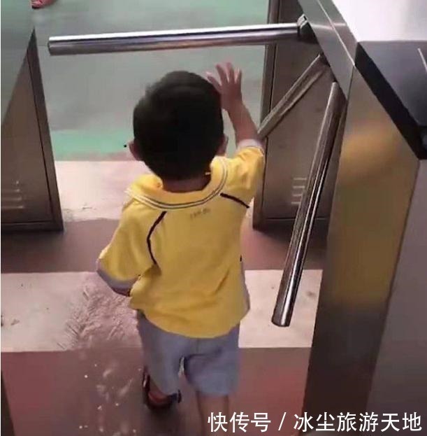 张女士|宝宝放学后总说后脑勺疼,宝妈亲自抓到“凶手”,却忍不住笑了