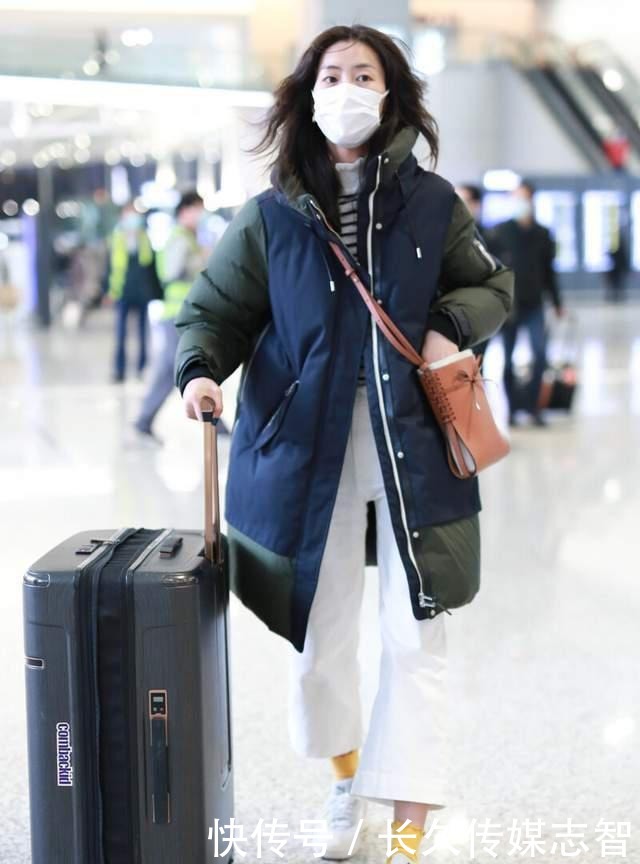 白裤|大表姐刘雯真有范,穿撞色棉衣配小白裤时髦干练,机场也能当秀场