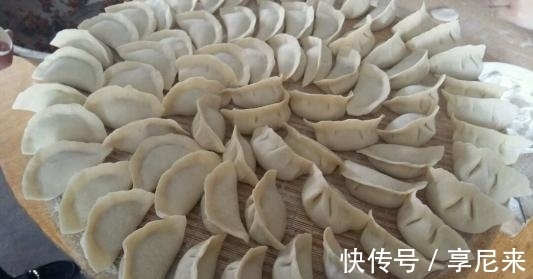 脑回路|奶爸解锁包饺子“新姿势”火了,接到这么大的工程,背后肯定有人