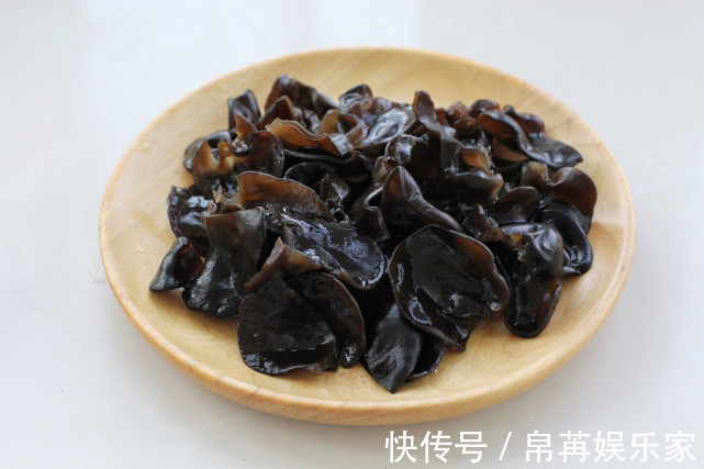 秋季气候干燥，多给家人吃莲藕，搭配木耳几分钟就出锅，鲜嫩美味