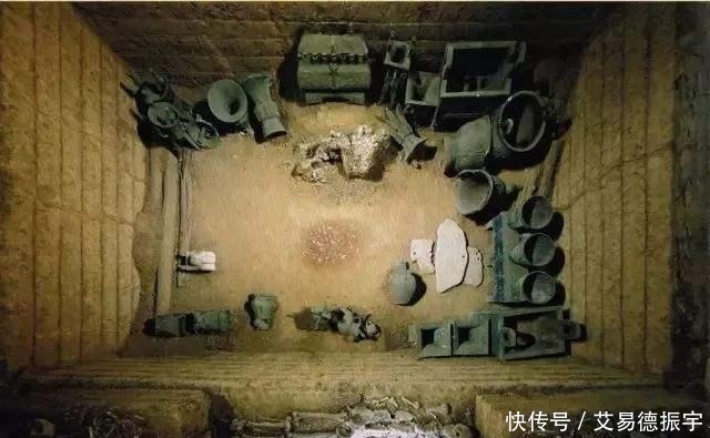 考古|盗墓贼伪装民工混进考古队，黄金文物藏“裤裆”偷走，随后卖天价