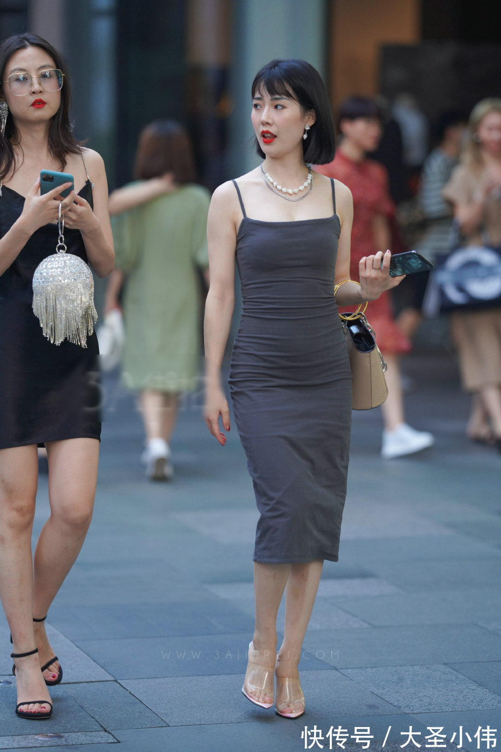 穿搭|美女街拍:白色装打扮很有纯洁的美感,版型显然修身,阔腿裤如裙子一样飘逸