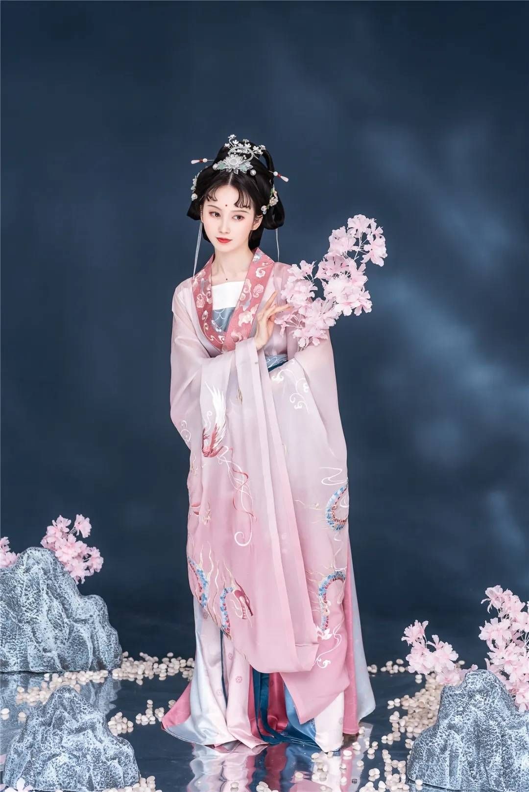 走近“钟灵记”：数百万粉丝的成都本土品牌推崇古典空灵之美|国潮人·新时裳 | 汉服