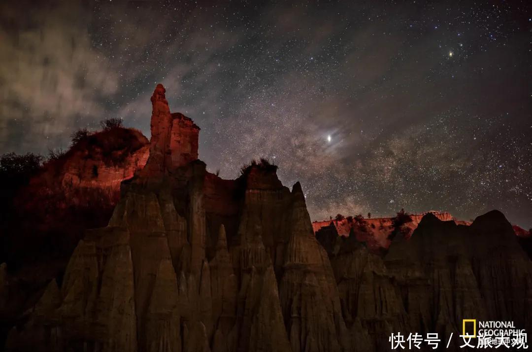 简直|组图！云南楚雄元谋土林的星空、银河，简直绝了