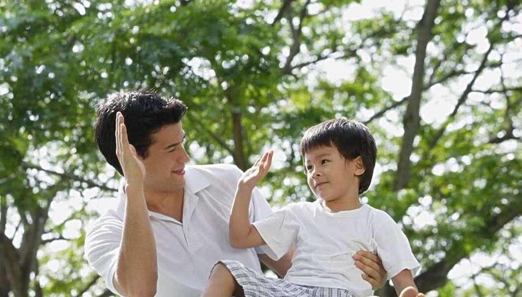 偷拿|7岁儿子“偷拿”玩具,爸爸接下来的做法引争议,毁娃而不自知