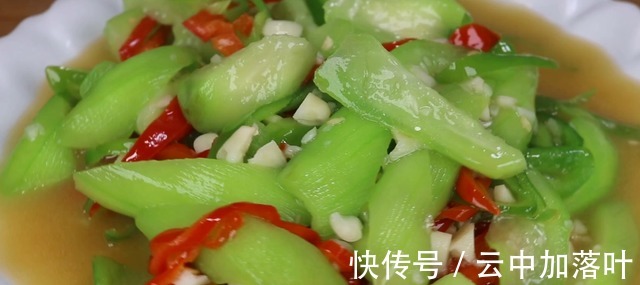 炒丝瓜,万万不要直接下锅炒,很多人一直搞错,难怪发黑没食欲!