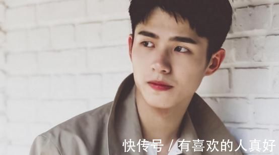 戴眼镜|明星近视不戴眼镜时虞书欣扯眼皮，看到肖战按电梯我笑了