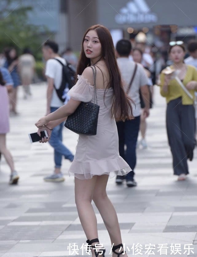 穿搭|最近很火的黑色束脚高跟，搭配蕾丝卡其裹身裙，时尚气息光芒四射
