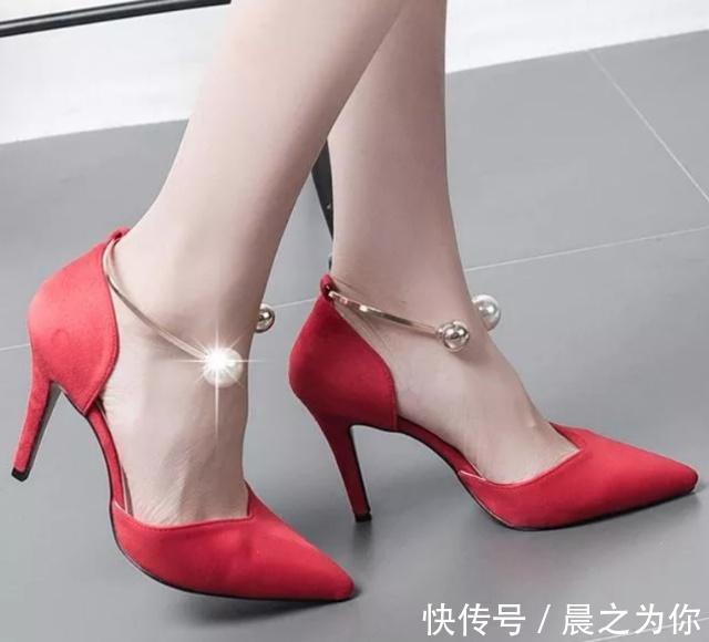 魅力者 细跟鞋流露出简约气息,增加视觉美感!