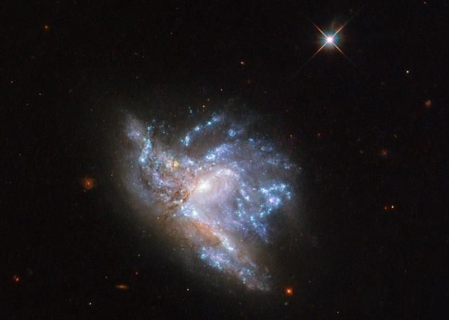 ESA公布六张绝美星系合并照：由哈勃太空望远镜拍摄