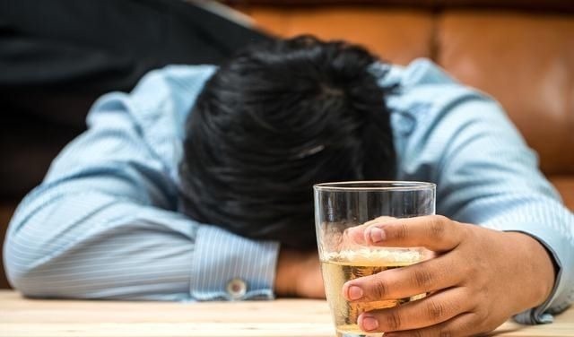 小便短赤|48岁男子误以为肩周炎，却查出肝癌肩膀若突现这1症状，别拖延