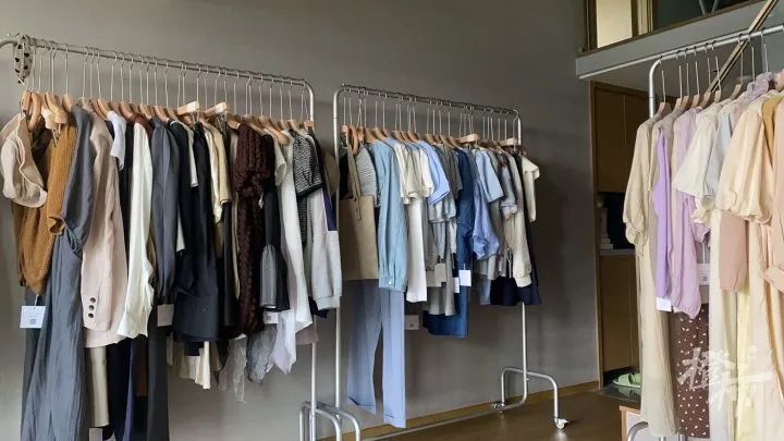工作室|卖衣服还教你搭配,写字楼里的“女装工作室”,你会去逛吗?