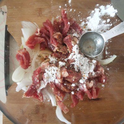 面团|#安佳马苏里拉芝士挑战赛#牛肉起司面包卷