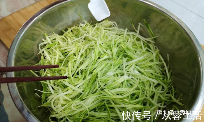 厨娘|此菜一年四季都便宜,秋天要多给孩子吃,钙含量极高,烙馅饼真香