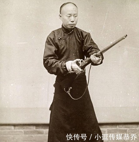 梅荫华|晚清充满生活气息的老照片,有人嬉笑有人光着上身