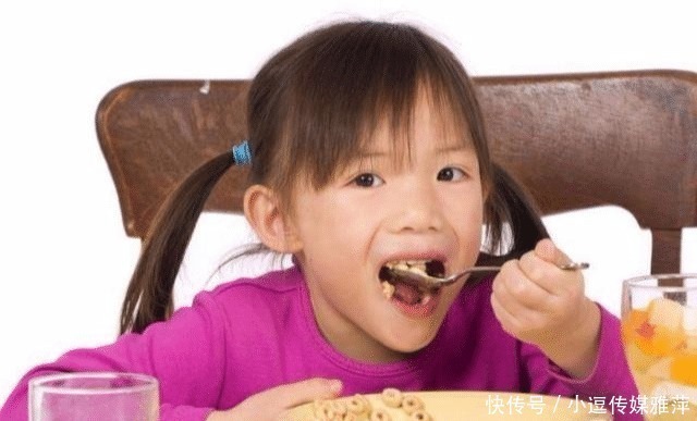 外国人|美国人对此疑惑:中国人吃饭,为何喜欢把碗端到嘴边?