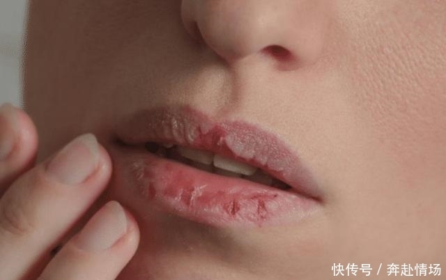 记住涂口红的3个技巧,不伤唇还很上色,营造性感小嫩唇