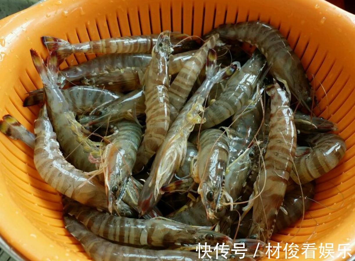 做水煮虾，应该凉水下锅还是开水下锅用错了水，难怪虾肉不鲜嫩