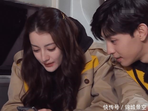 鄧倫 難怪熱巴上車后與鄧倫擠著坐,看到張藝興身邊空位放的啥,理解了