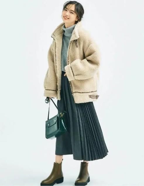 最近火了一种穿法：羊羔毛外套+裙装，时髦不冻人，潮人都上头了