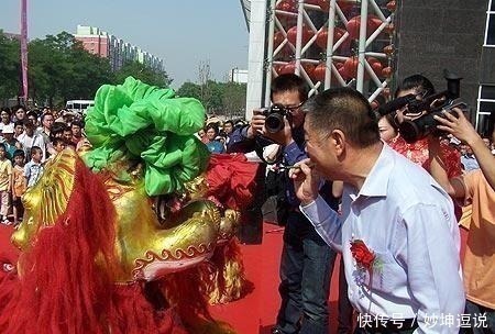 许多人称|只读过一年书，靠房地产和建墓园赚百亿，孙子开宾利被面包车撞死