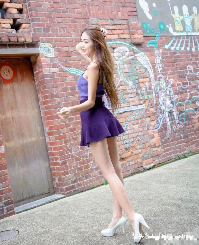 性感 时尚穿搭美女室外短款搭配清新靓丽,不是红尘丽人就是白花佳丽