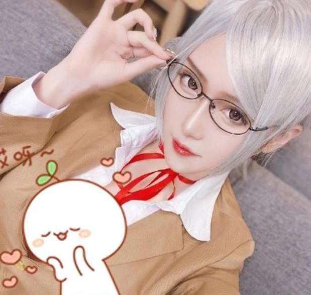 造型|腐团儿COS新造型,戴眼镜尽显御姐风,晒图超纲明显被下架