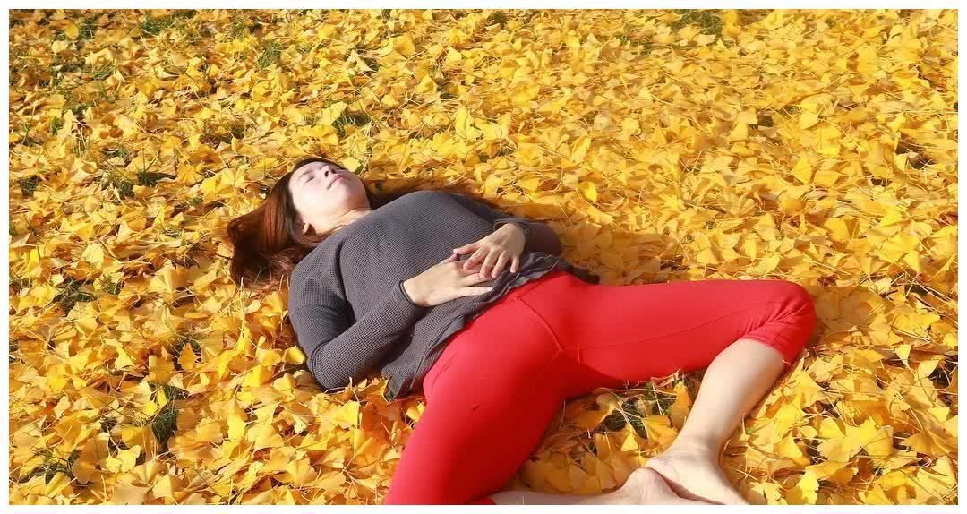 体式|仰卧束角式每天躺几分钟，放松身心，打开髋部，好处多多