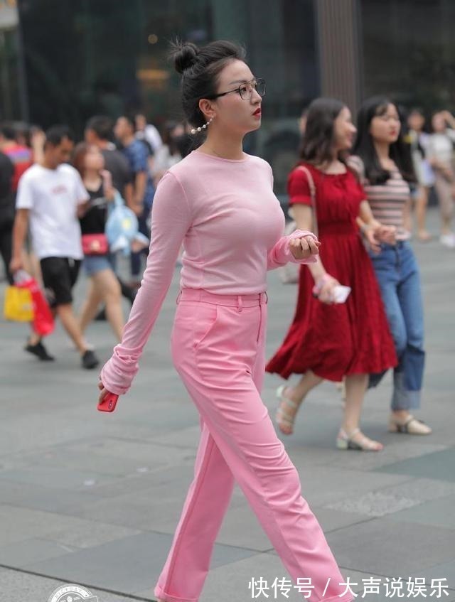 腰带 高挑多姿的打底裤美女,大方得体的搭配风格也耐看,令人难忘!