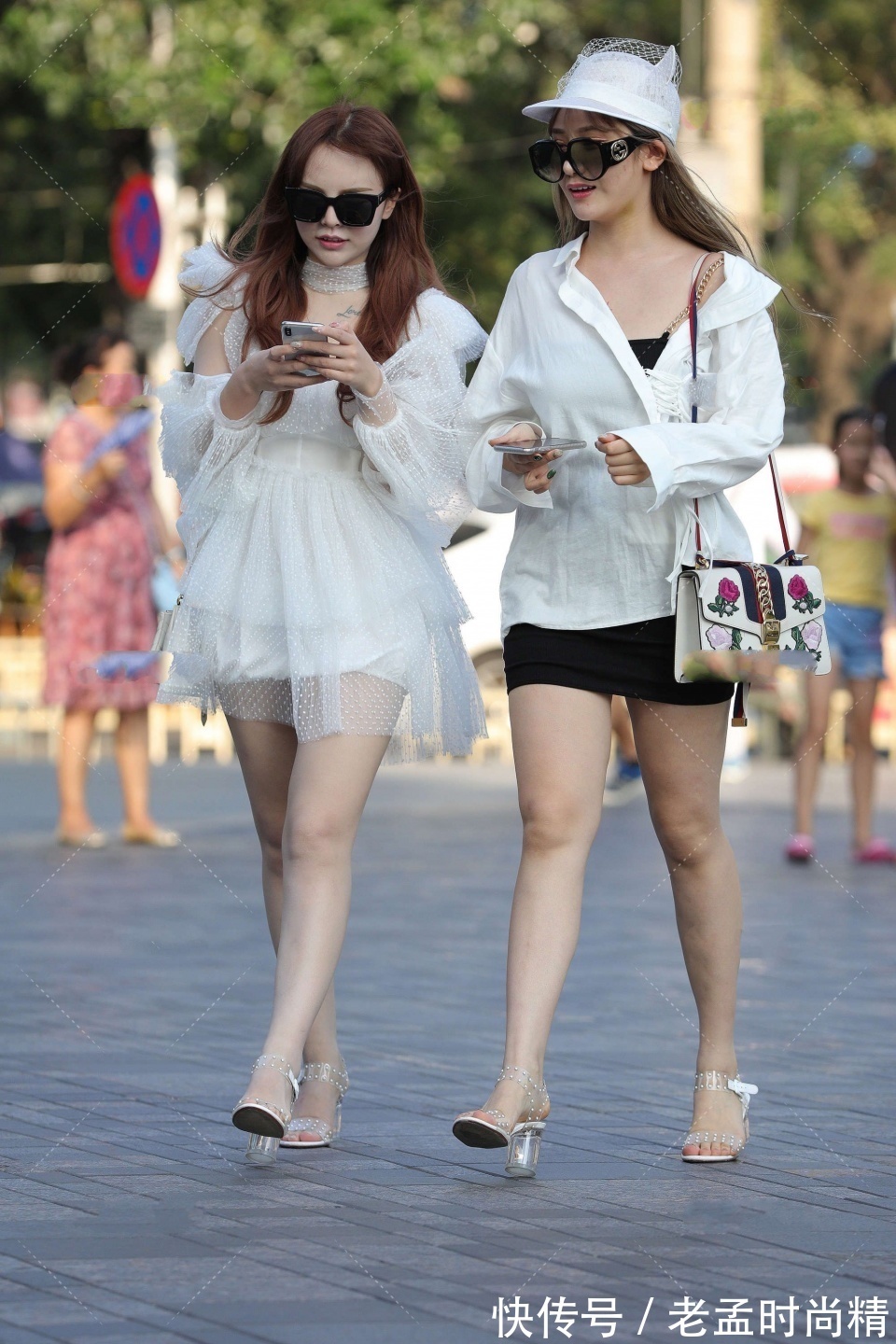 知性|街拍:俩闺蜜出街,斑点连衣裙与吊带短裙,知性又优雅谁更好看?