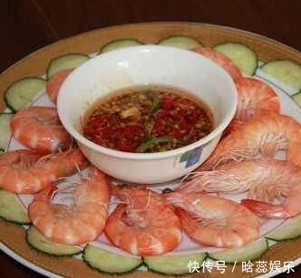 煮虾时,放油好还是放盐好大厨都不对,放它虾肉才会更鲜嫩!